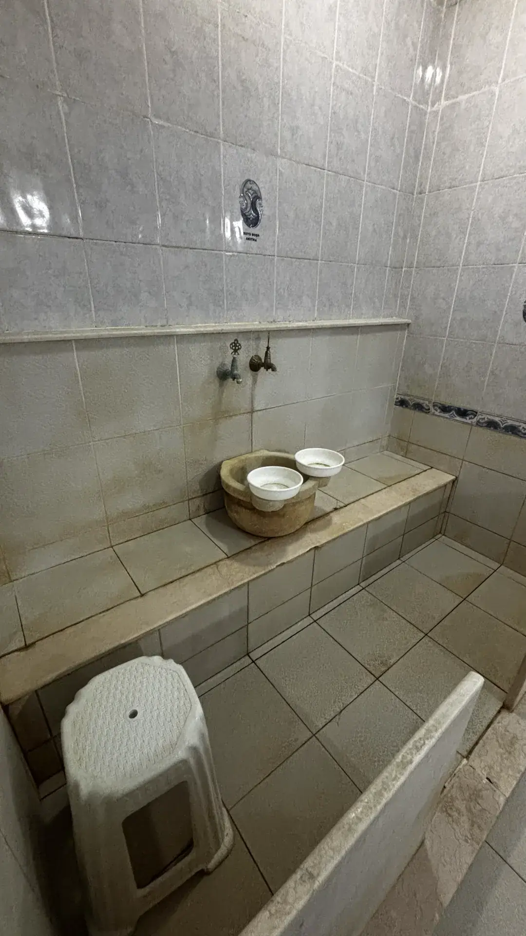 Hamam sekisinde mermer kurna, taslar ve tabure