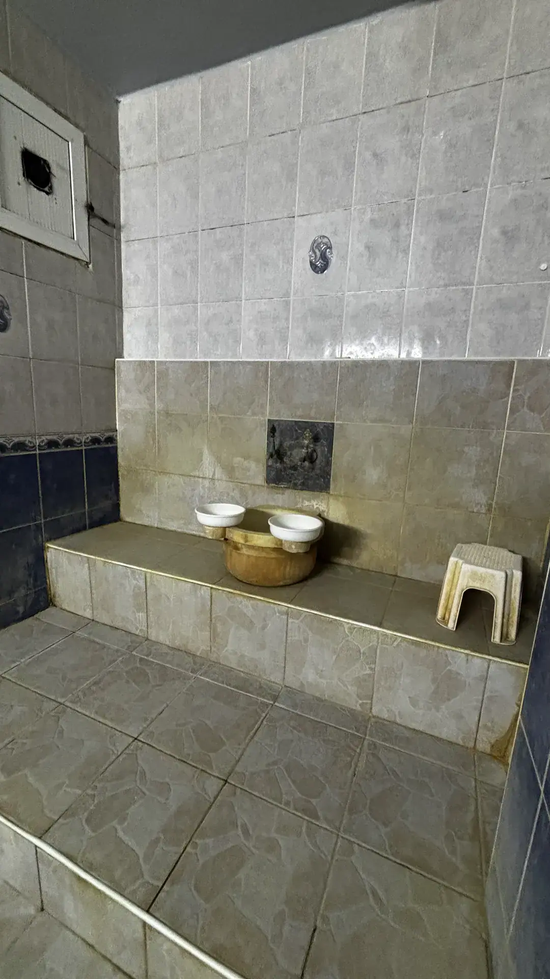 Hamam sekisinde kurna, taslar ve tabure
